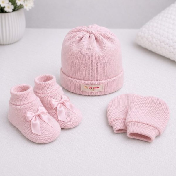 Kit Maternidade em Tricô Rosa – Touca, Sapatinho e Luvas RN