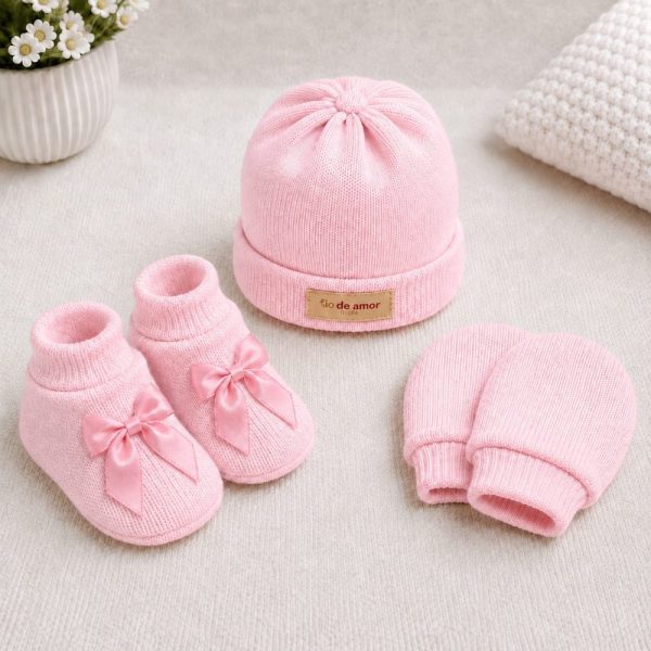 Kit Maternidade em Tricô Rosa – Touca, Sapatinho e Luvas RN