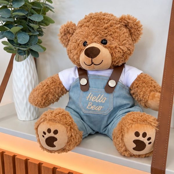 Urso Decorativo de Pelúcia com Jardineira Hello Bear